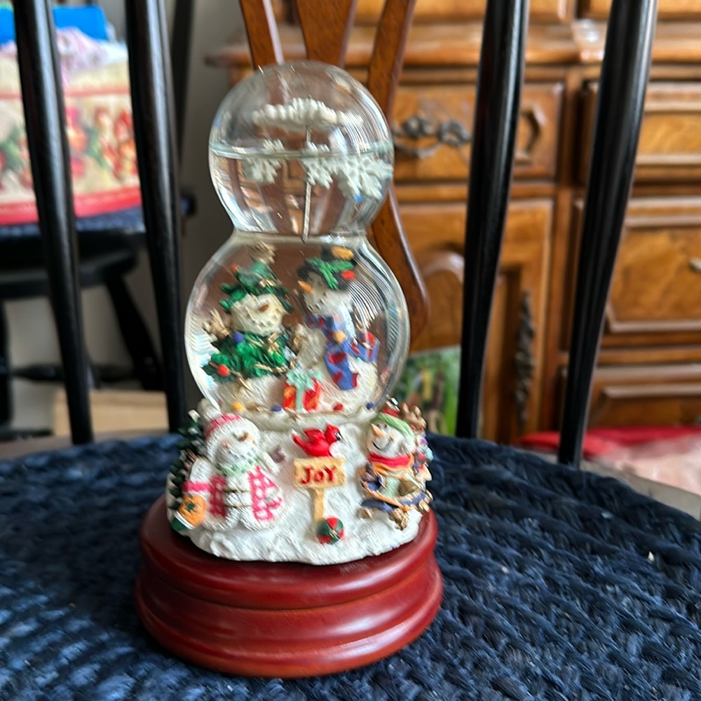 Mr and Mrs Snowmans christmas Globle